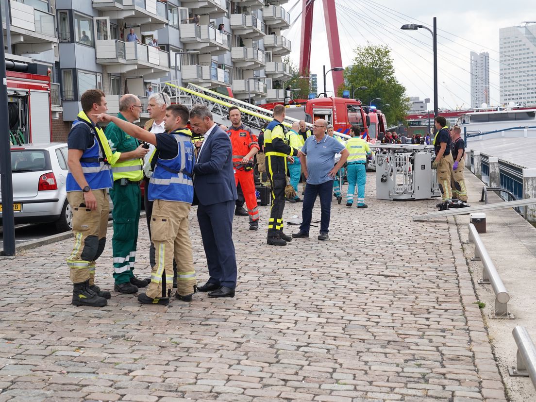 Hulpdiensten bij het bootongeluk op de Nieuwe Maas