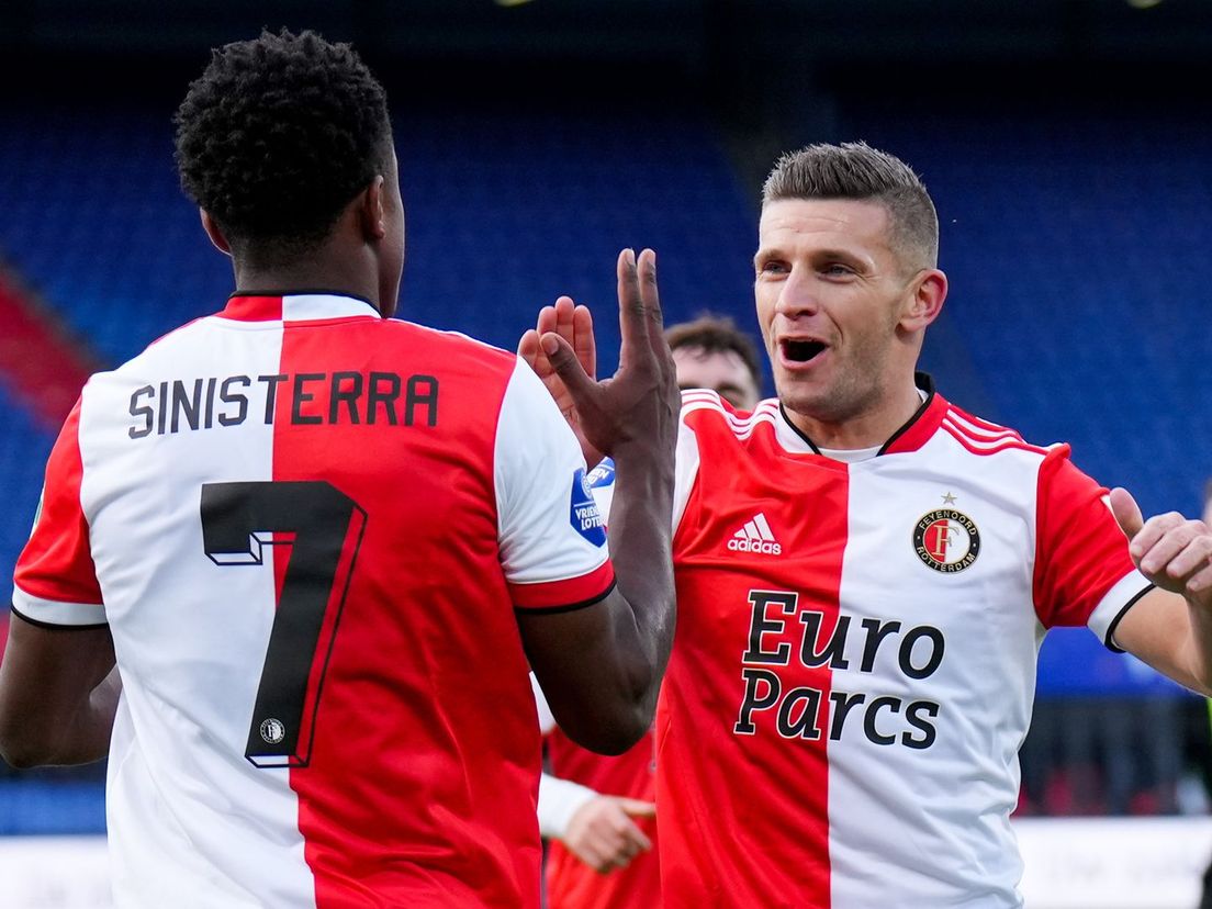 Doelpuntenmakers Luis Sinisterra en Bryan Linssen vieren een goal bij Feyenoord-PEC Zwolle