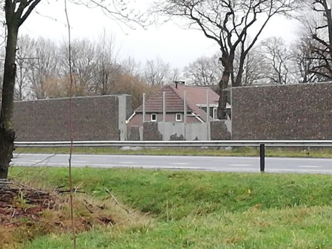 Een deel van de geluidswal heeft het begeven (Rechten: Josien Feitsma/RTV Drenthe)