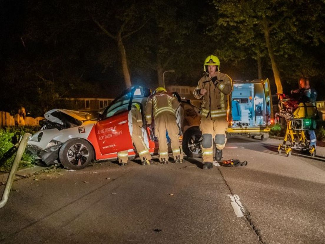 With the lamppost still in the front, the car crashed into a tree.