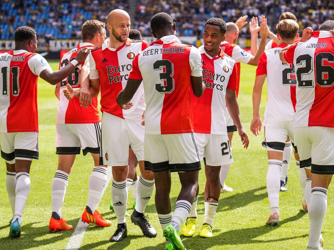 Juichende Feyenoord-spelers na een doelpunt tegen Vitesse.