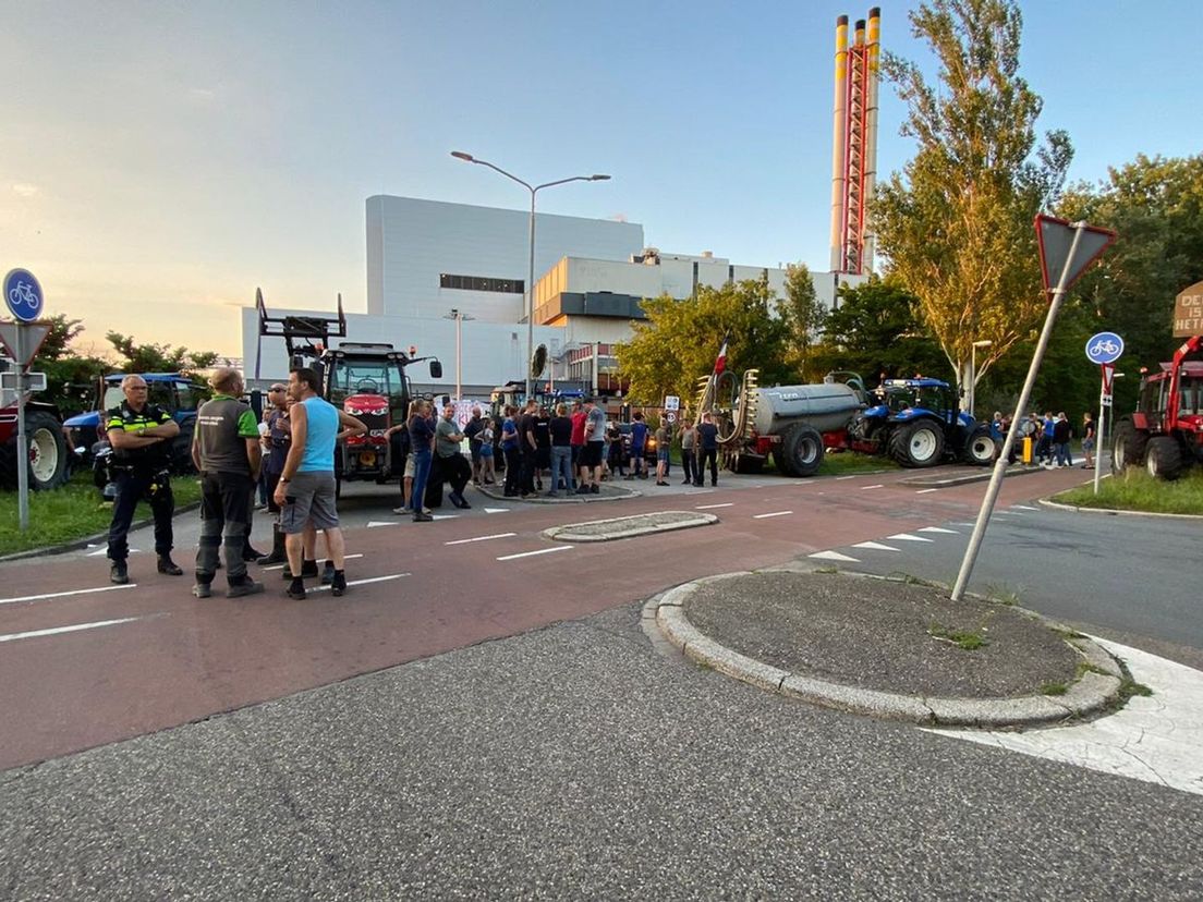Tractoren blokkeren de ingang van afvalverwerker HVC in Dordrecht