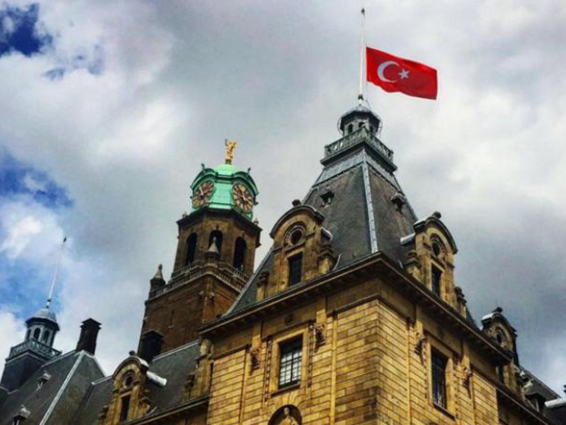 Turkse vlag halfstok. Foto Simone Kraan