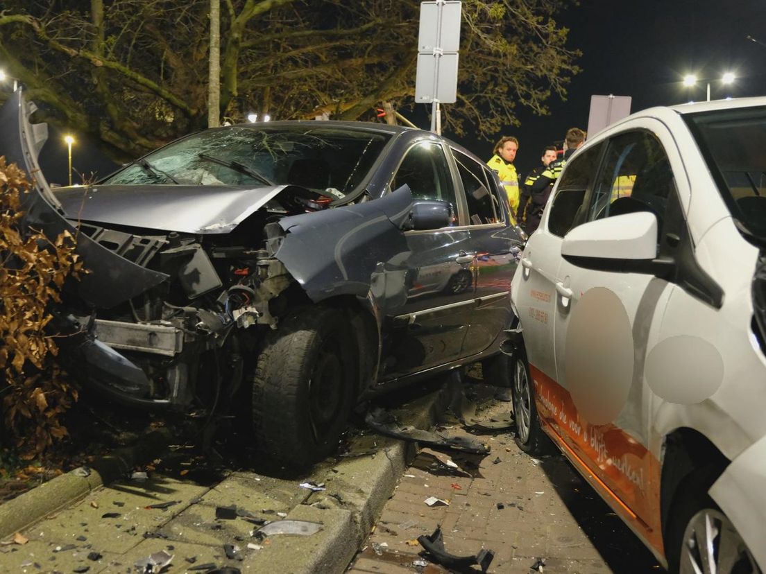 De achtervolging eindigde met een crash op de Soetendaalsekade in Rotterdam (Bron: MediaTV)