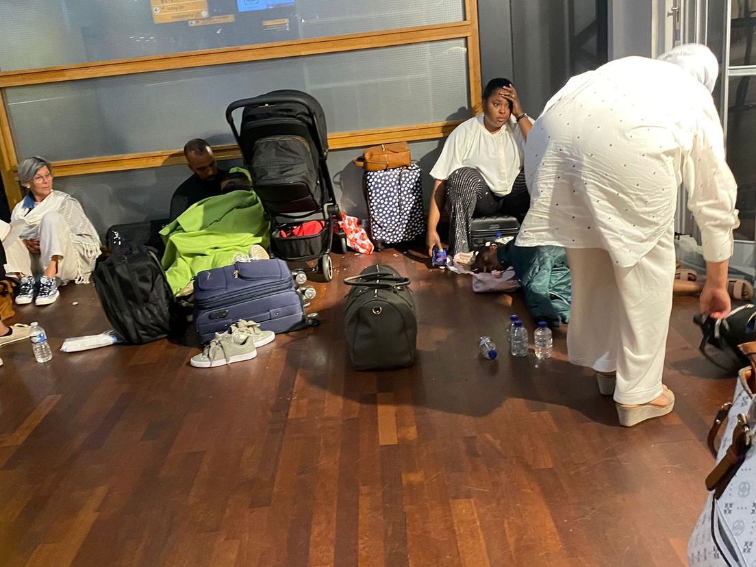 De reizigers slapen op het vliegveld