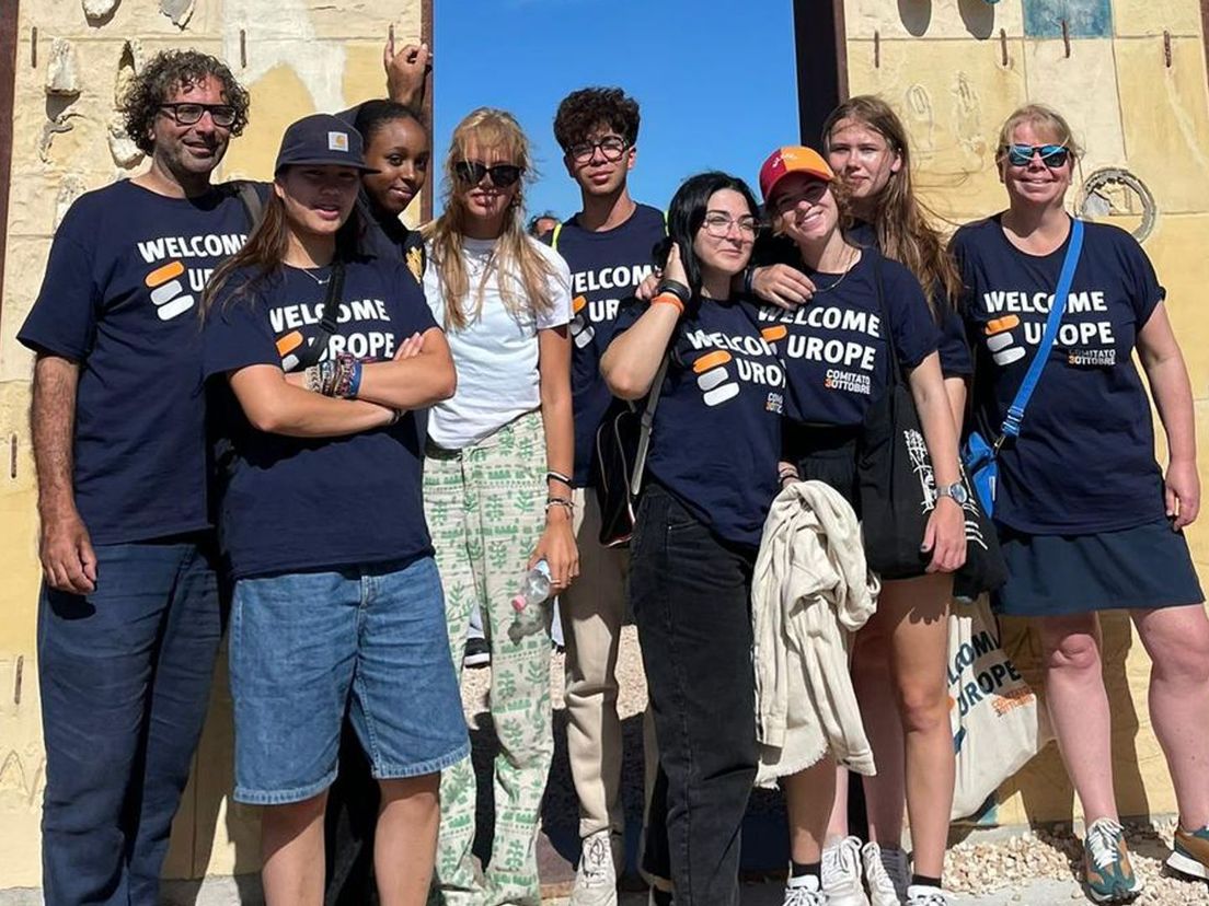 Noa met haar (Italiaanse) medestudenten voor de Poort van Europa