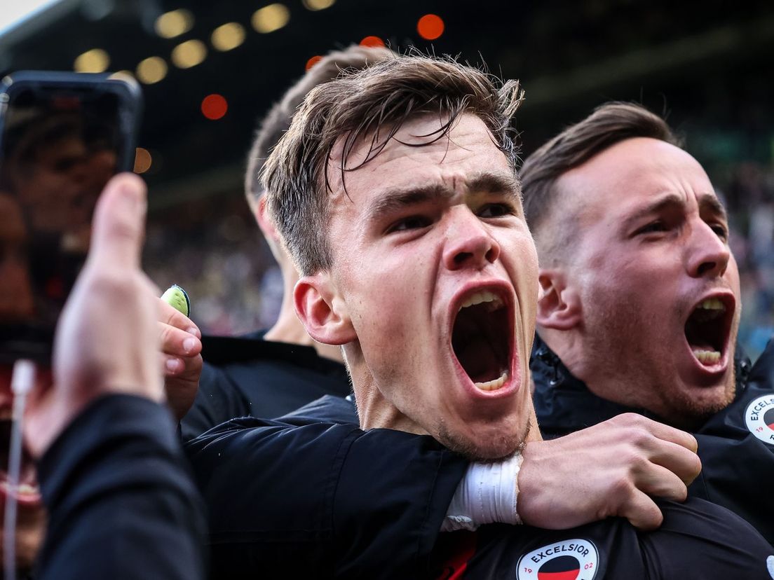 Thijs Dallinga schreeuwt het uit na de late 3-3 voor Excelsior tegen ADO Den Haag