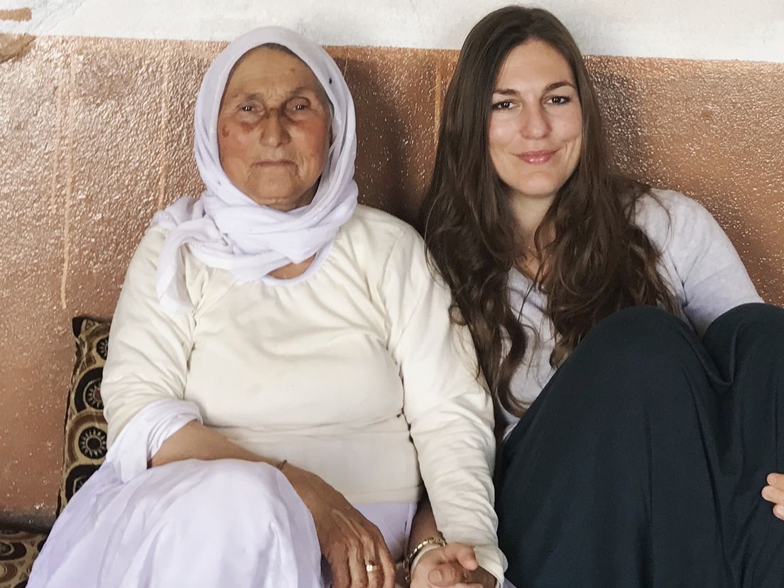 Brenda (rechts) met een jezidivrouw (links) die ze interviewde voor haar boek