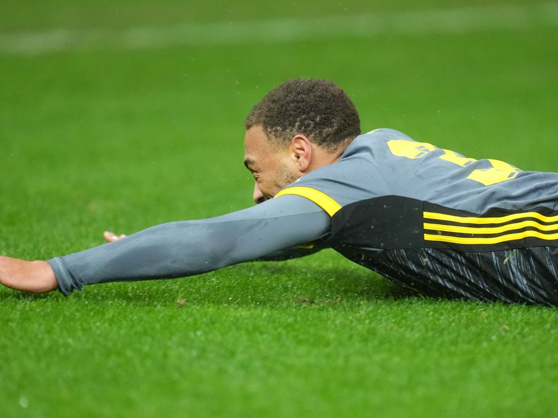 Cyriel Dessers met een buikschuiver na zijn goal bij Union Berlin-Feyenoord