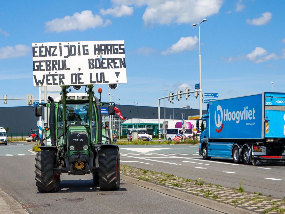 Boze boeren zijn aangekomen bij het distributiecentrum van Hoogvliet in Bleiswijk