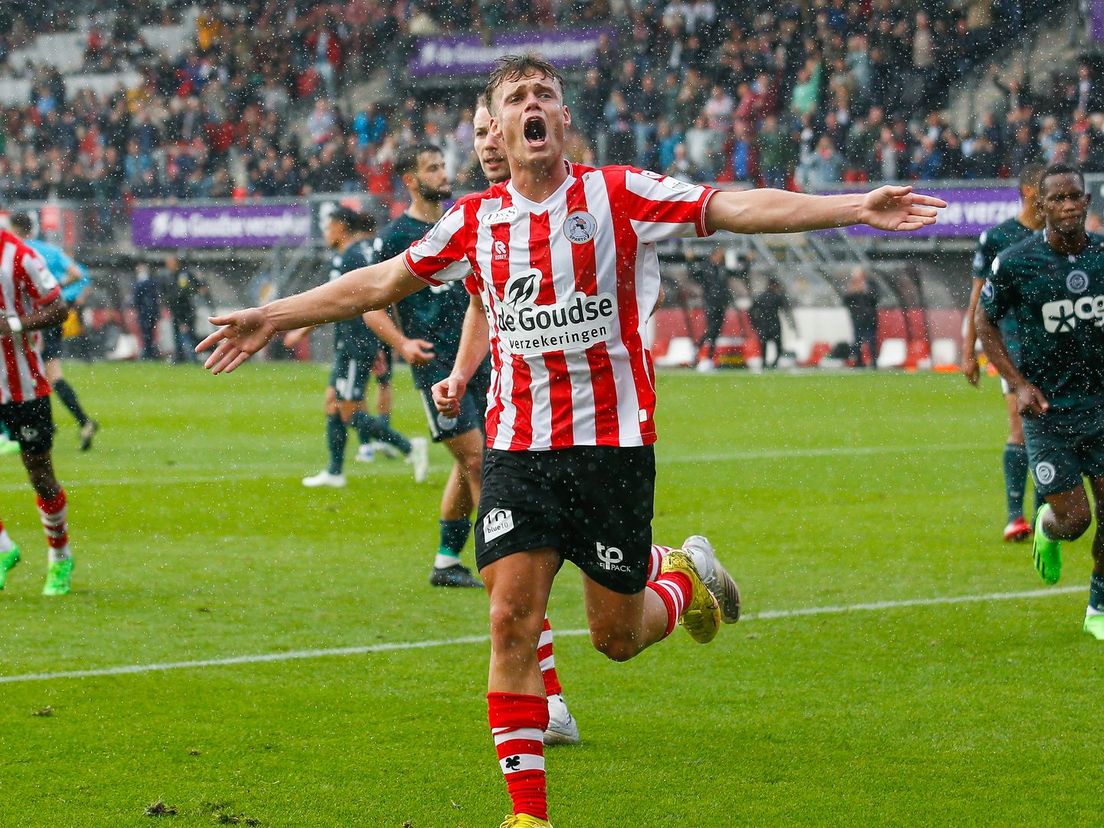 Vito van Crooij is uitzinnig na zijn late treffer voor Sparta tegen FC Groningen