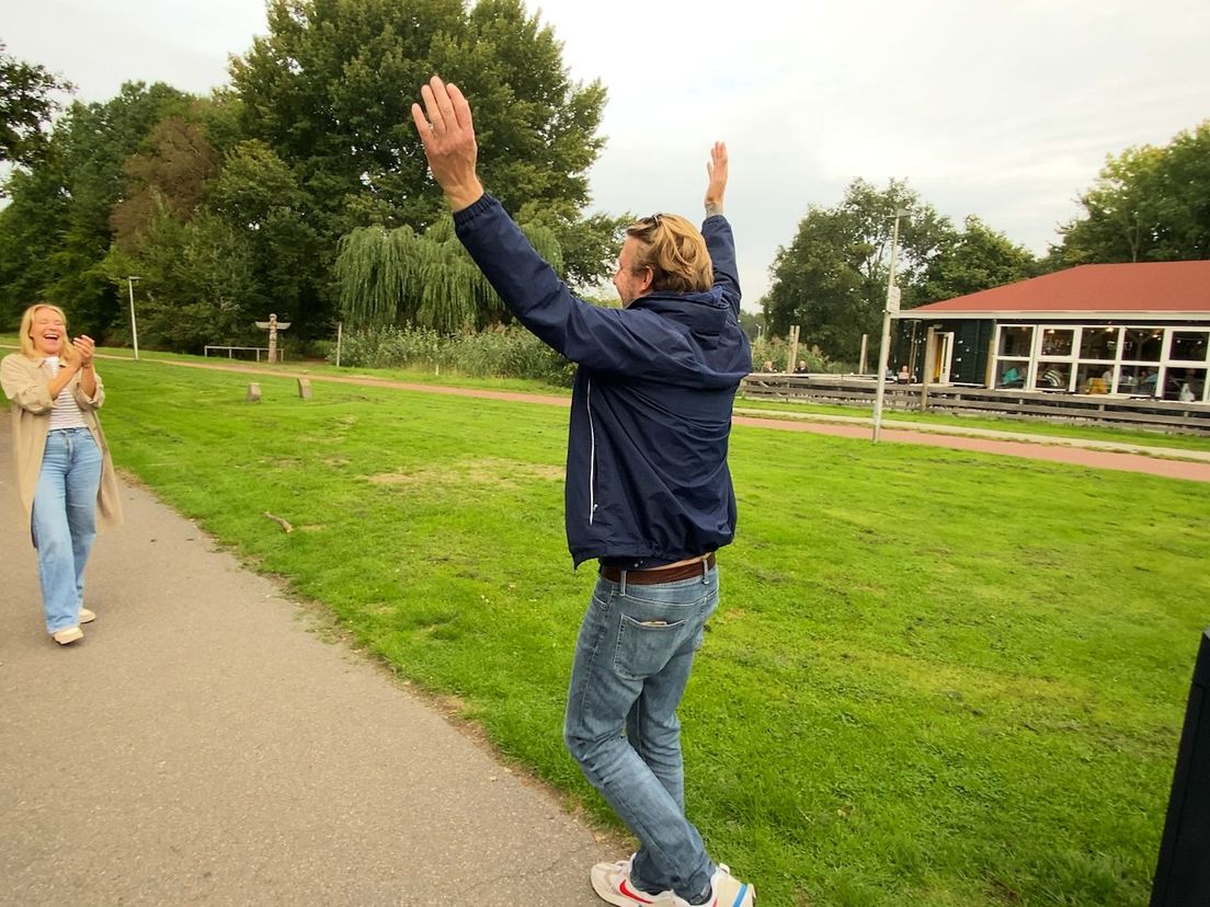 Niet alleen de afvalbakken maar ook voorbijgangers 'juichen' nadat het afval in deze prullenbakken is beland
