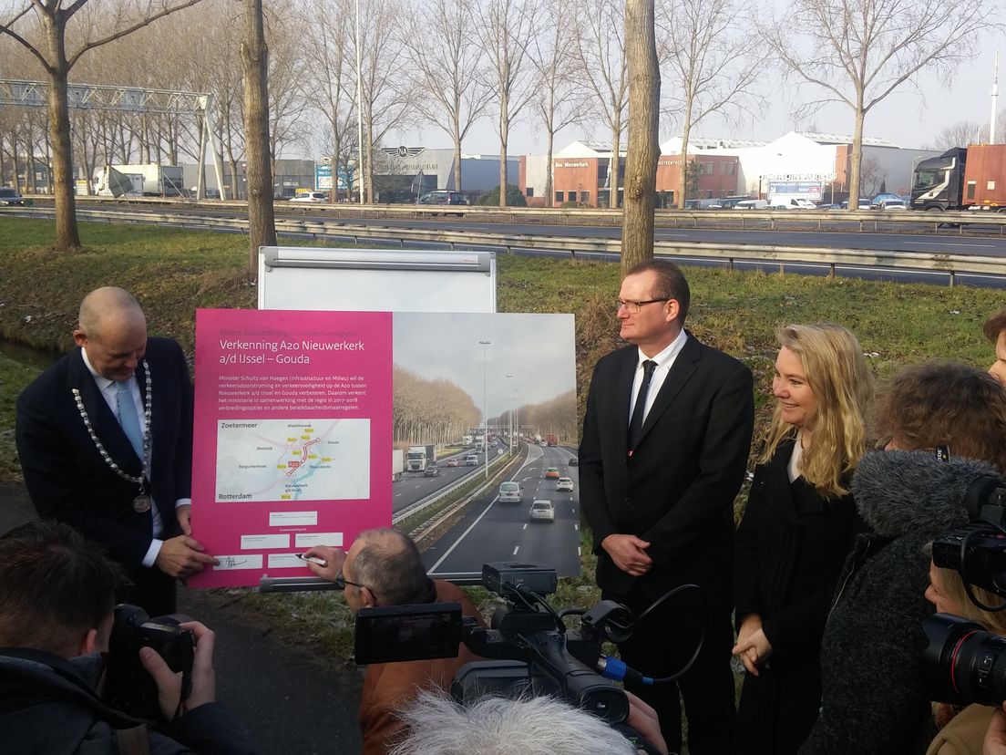 Minister Schultz langs de A20 bij Nieuwerkerk a.d. IJssel