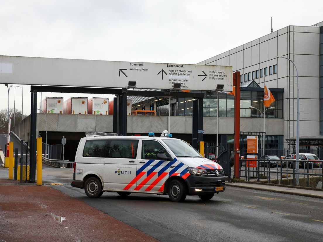 Het postsorteercentrum aan de Terbregseweg in Rotterdam