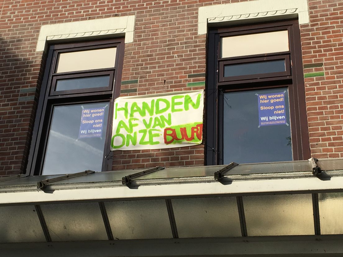 In de Tweebosbuurt hangen diverse spandoeken tegen sloop
