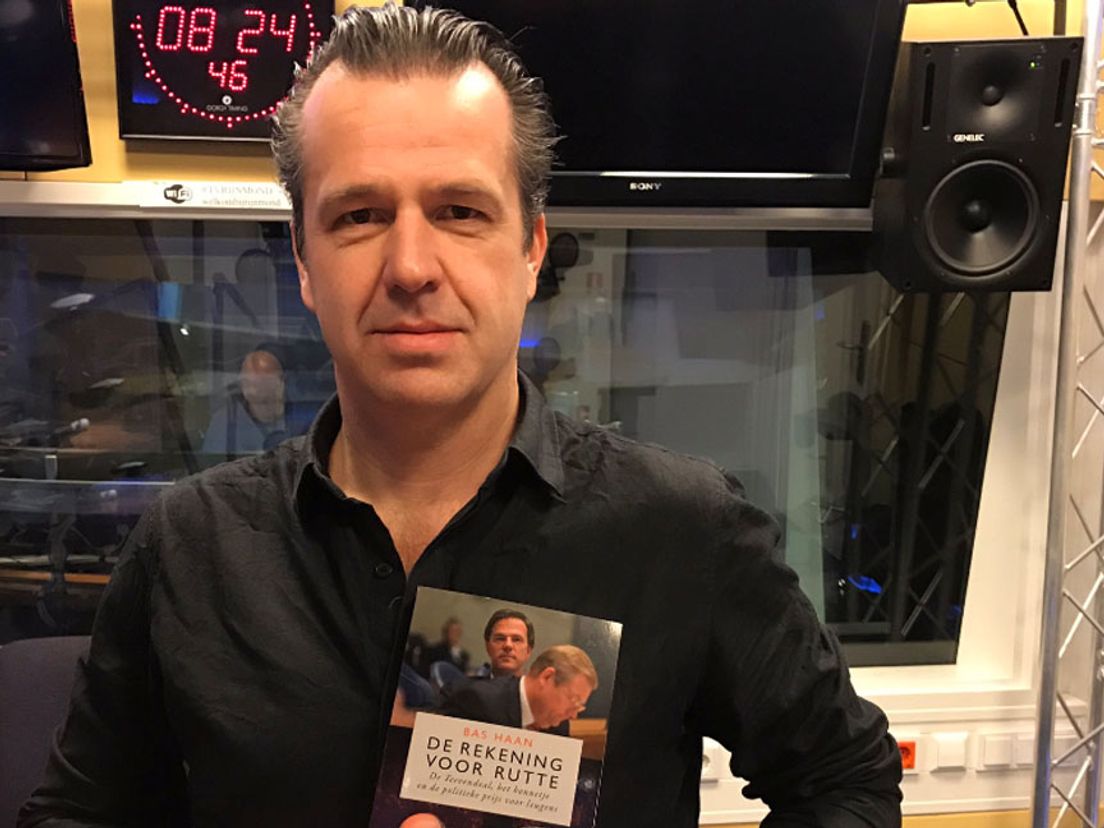 Bas Haan in de studio van RTV Rijnmond.