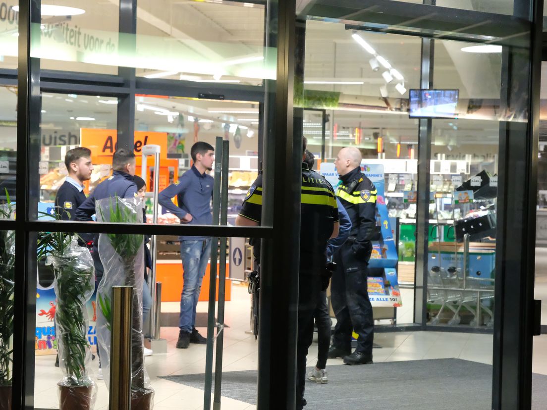 De supermarkt aan het Westeinde die werd overvallen.