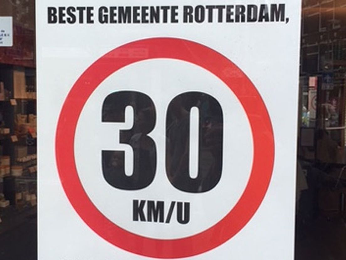 Winkeliers hingen deze poster op om hun roep om een lagere snelheid kracht bij te zetten