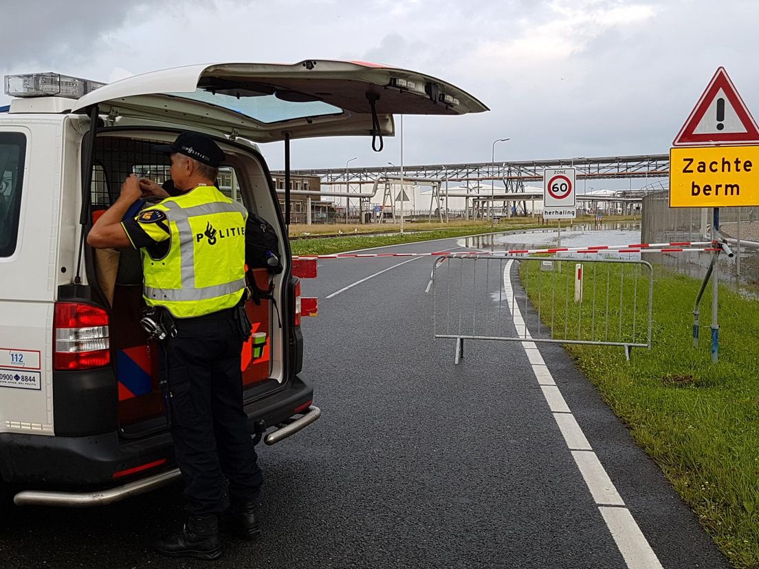 Een fluoriserend hesje en een geel verkeersbord