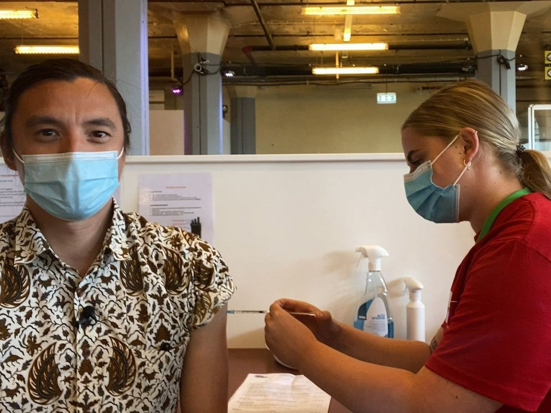 Verslaggever Tenny (l) krijgt een vaccinatie van student Jolijn (r)