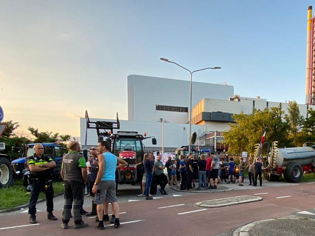Boze boeren blokkeren met tientallen tractoren afvalverwerker HVC in Dordrecht