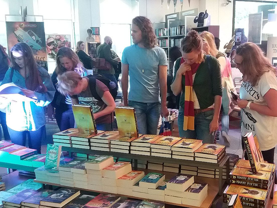 Fans van Harry Potter bij de boekentafel in Donner