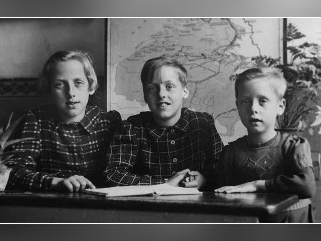 De zusjes Roos, Magda en Clara op een schoolfoto halverwege de oorlog
