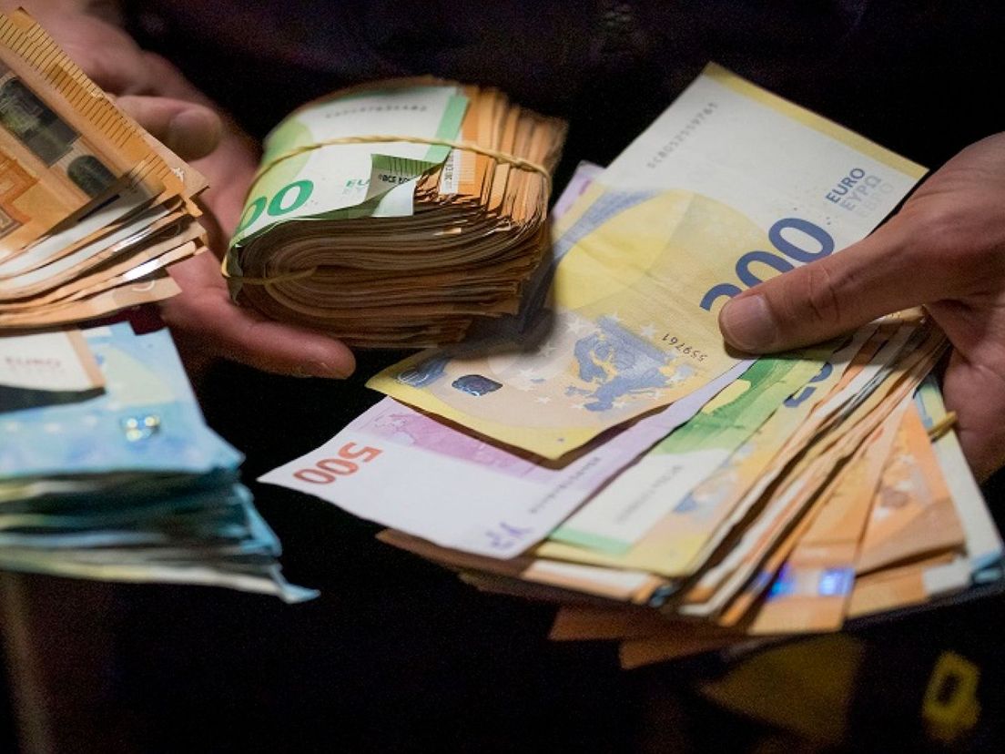 Prostitutie, 19.000 euro cash en stapel viagrapillen ontdekt bij handhavingsactie in Schilderswijk
