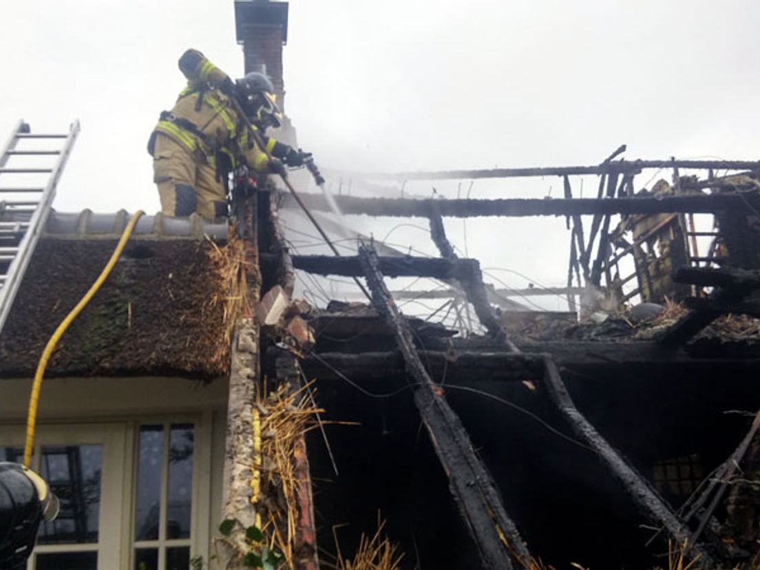 De brand smeulde maandagochtend nog na