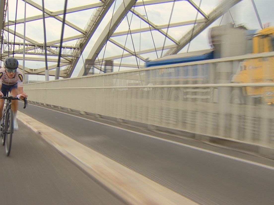 Nick van der Lijke terwijl hij de Van Brienenoordbrug af gaat