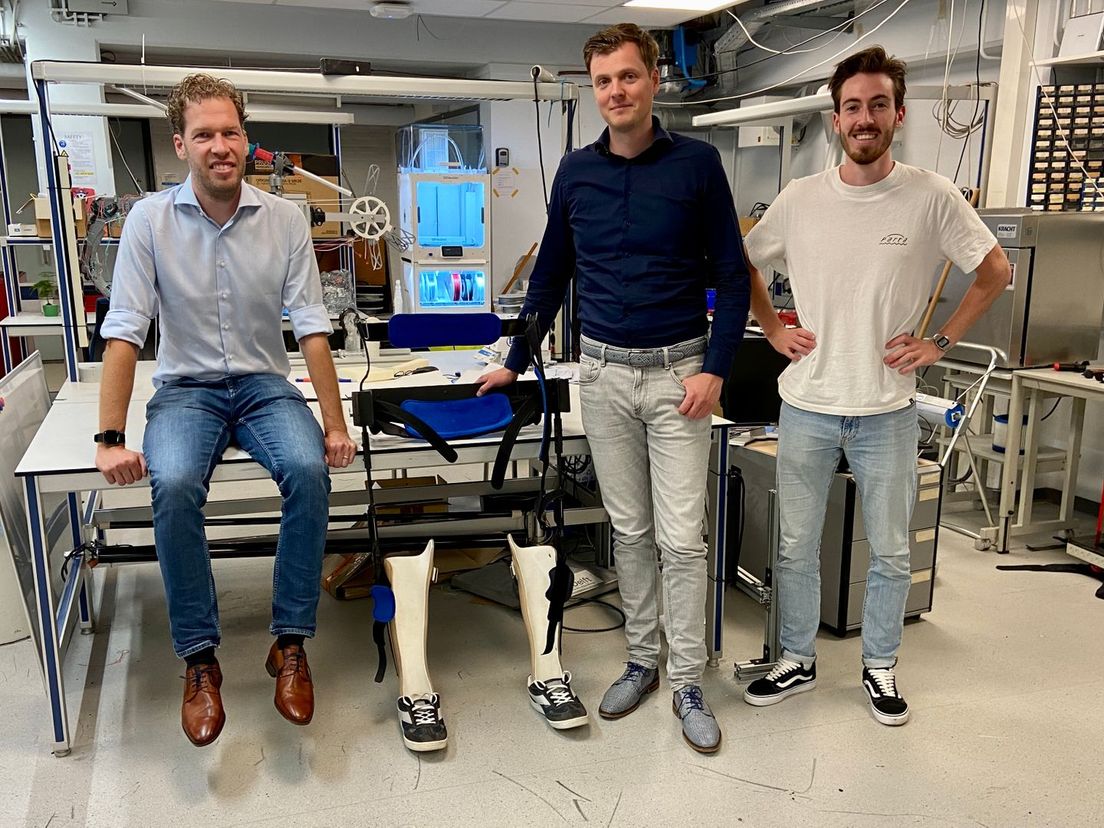 Gerwin, Rutger en student Marnick met het exo-skelet in het robotics laboratorium