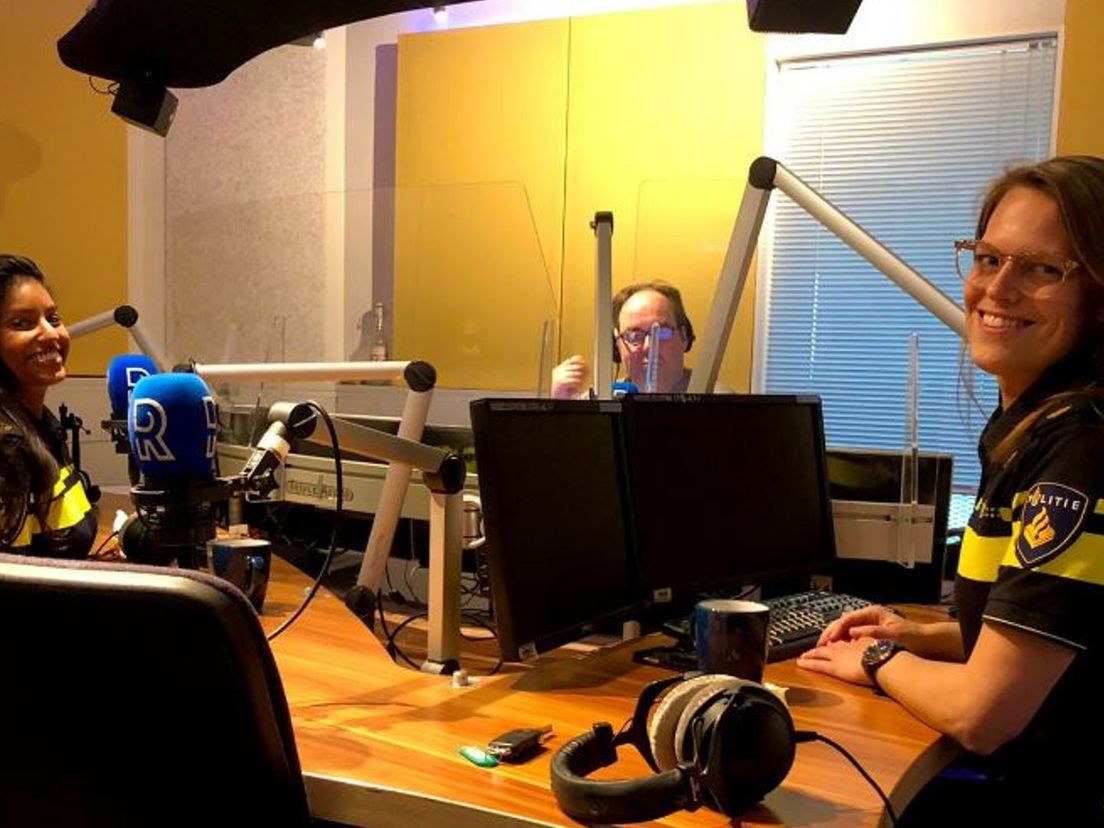 Gina en Yoanne van de politie met presentator Ruud de Boer