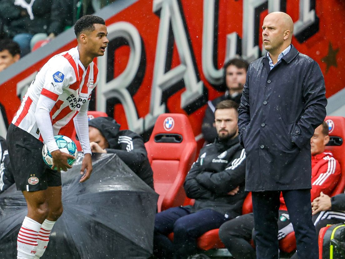 Arne Slot tijdens het duel tussen PSV en Feyenoord