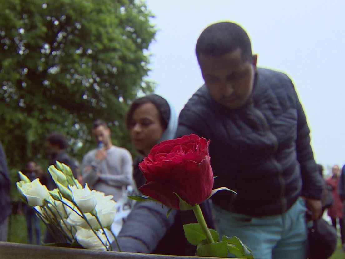 Betogers leggen bloemen in Beatrixpark
