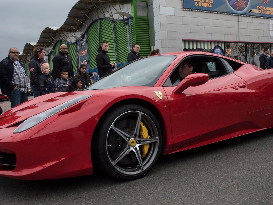 Snelle auto's op de parkeerplaats van Pathé de Kuip