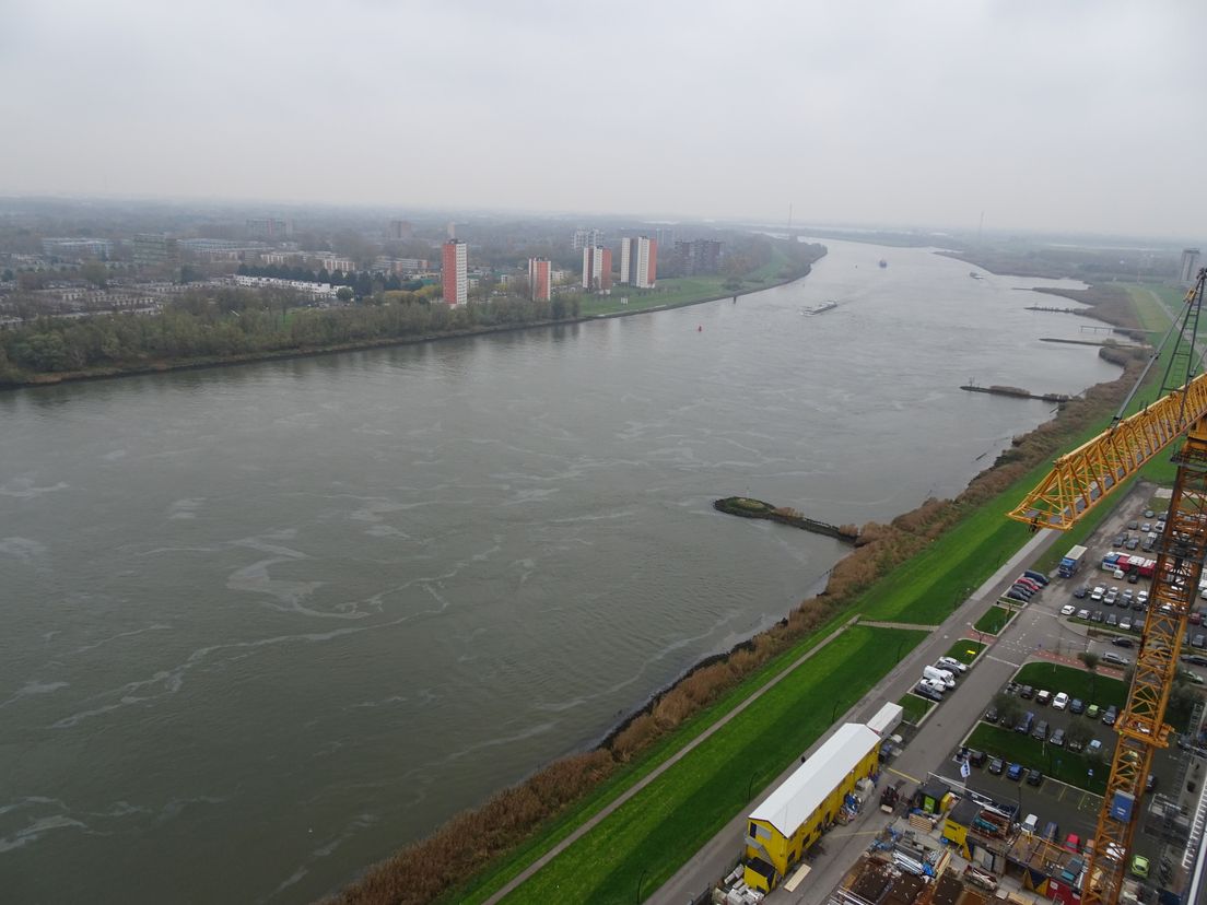 De olievlekken ter hoogte van Spijkenisse.