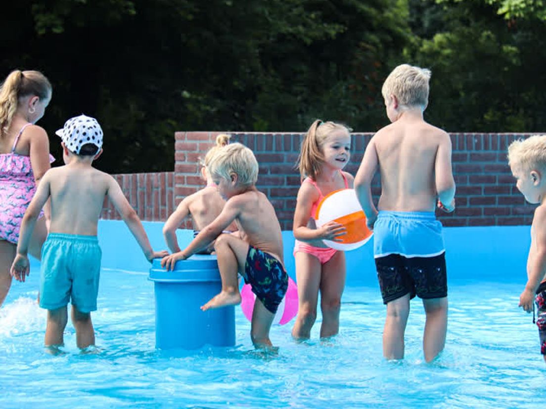 Spelende kinderen in het spartelbadje