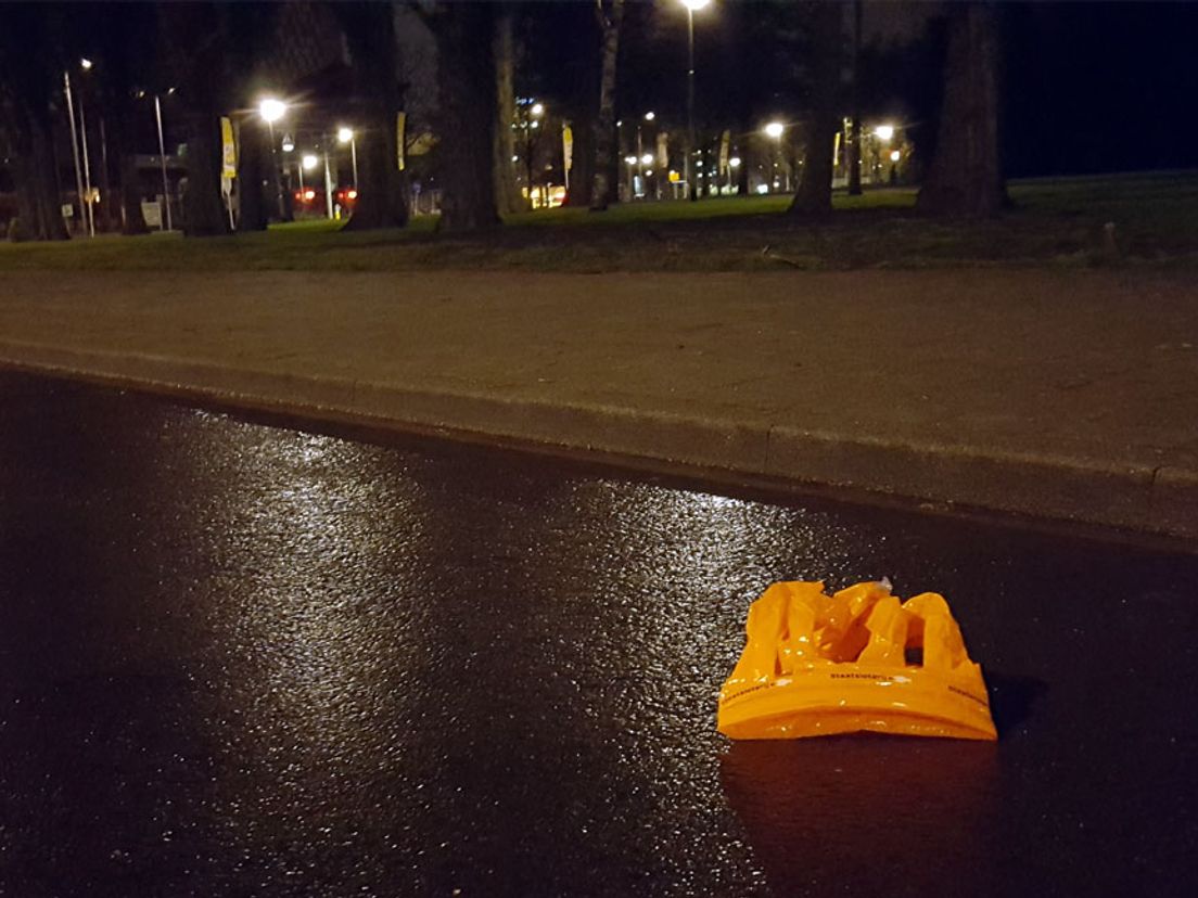 Laatste feestspullen zijn achtgebleven in het park bij de Euromast