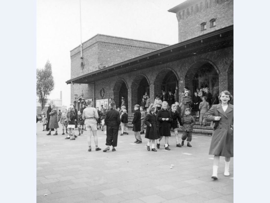 noodschouwburg aan de Aert van Nesstraat