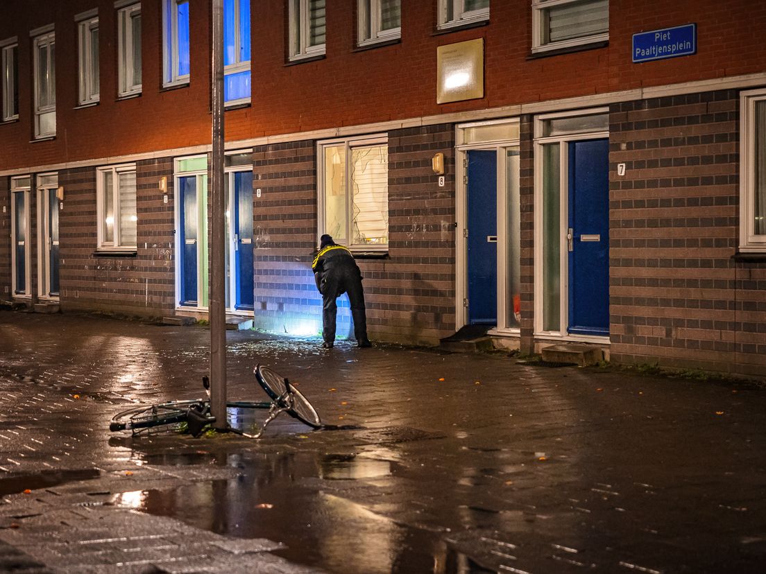 Onduidelijk is of iemand de explosieven door het raam naar binnen gooide