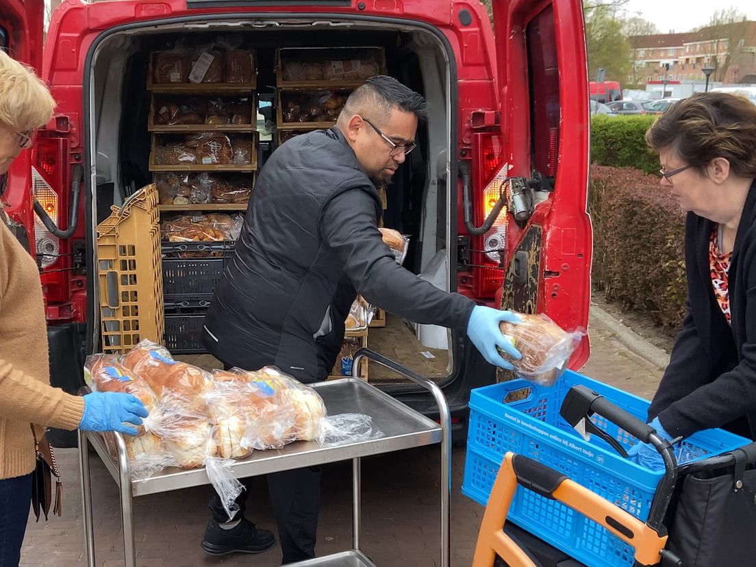 Vincent deelt brood uit met vrijwilligers