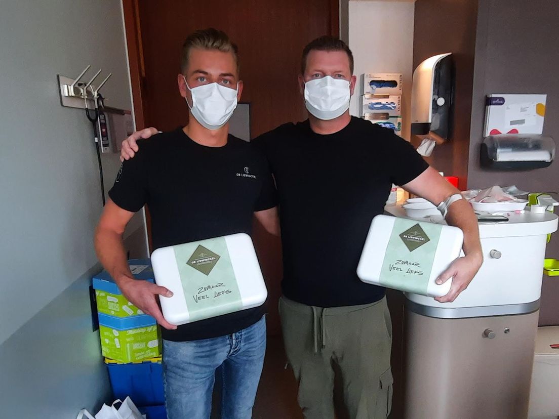 Tom (links) en Jeff (rechts) verzorgden een ijskoud bedankje voor de medewerkers van het Erasmus MC