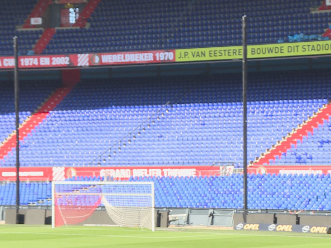 Palen en netten in De Kuip