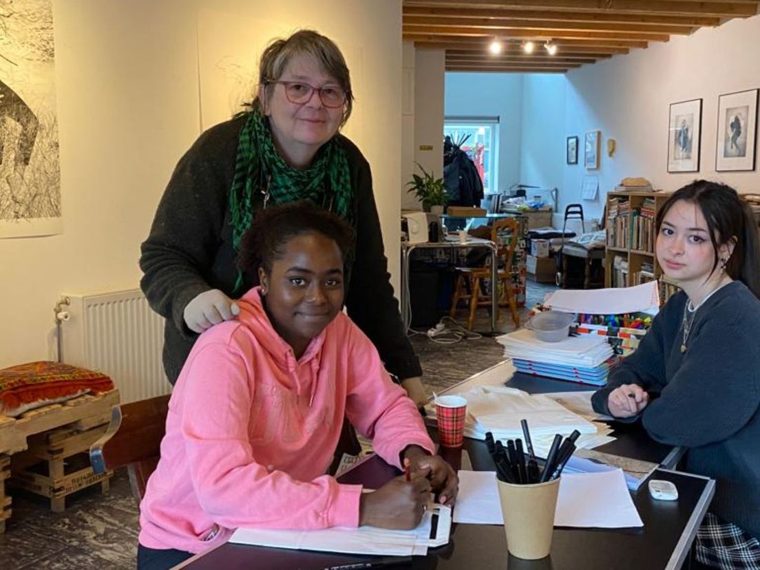 Zoë Cochia en vrijwilligers van Niffo, een galerie/recycle studio met een maatschappelijk en educatieve functie in de Afrikaanderwijk. Zij hebben tekeningen voor de koning en koningin gemaakt
