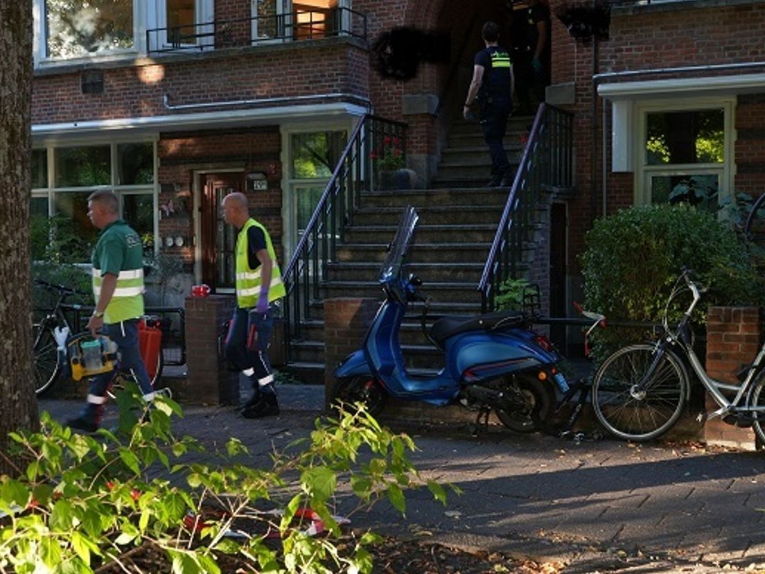 Een mobiel medisch team verleent na de steekpartij hulp in de Vroesenlaan