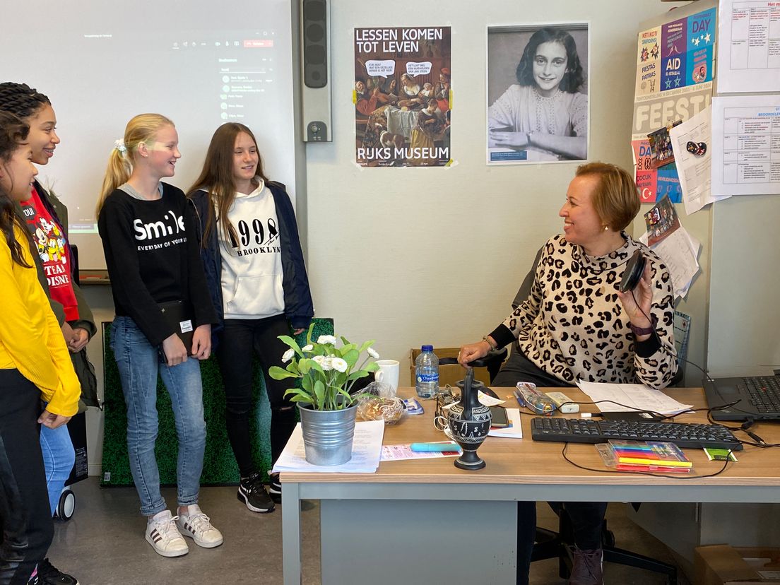 Geschiedenisdocent Sonja Flipsen praat met leerlingen op gepaste afstand