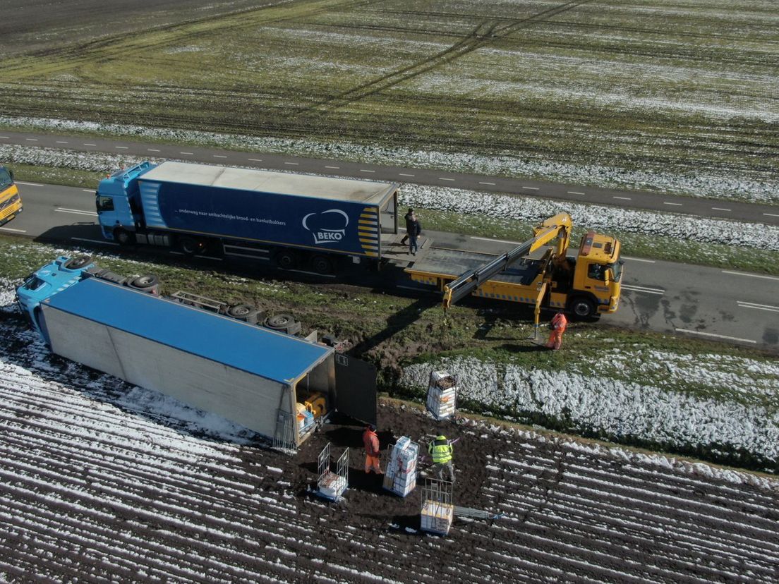 De vrachtwagen wordt leeggehaald