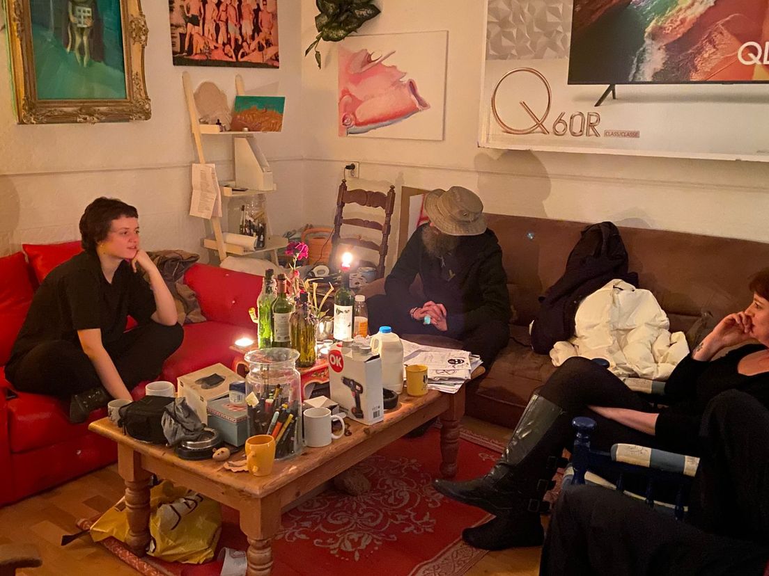 Kraker Anne (links) in haar woonkamer in de Tweebosbuurt