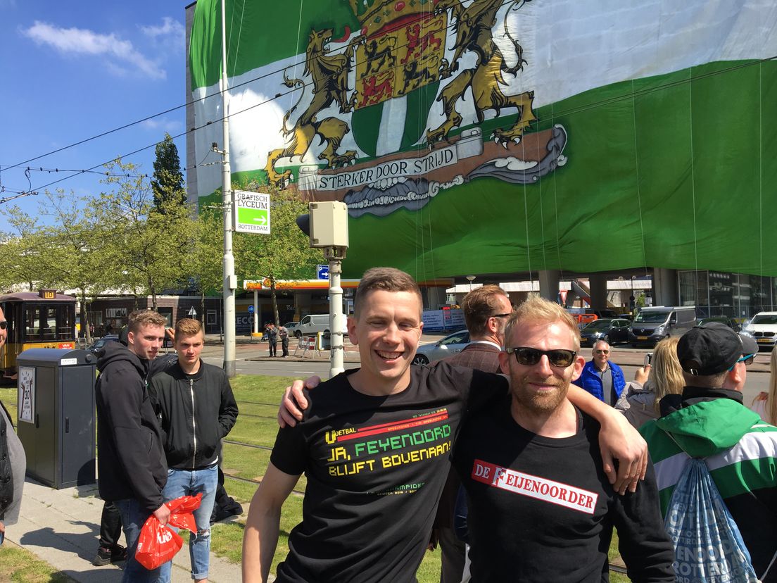 Jeroen en Eduard hebben de vlag gemaakt en uitgerold.