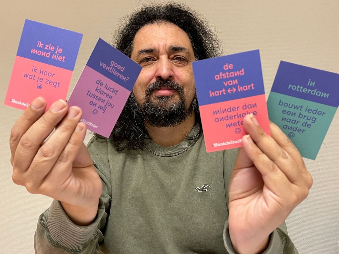 Izzy Mansour toont de kaartjes die hij maakte voor +MaakdeStadBeter